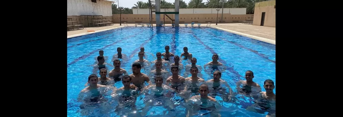 طلبة الدبلوم المتوسط يجرون الامتحان العملي لمساق السباحة