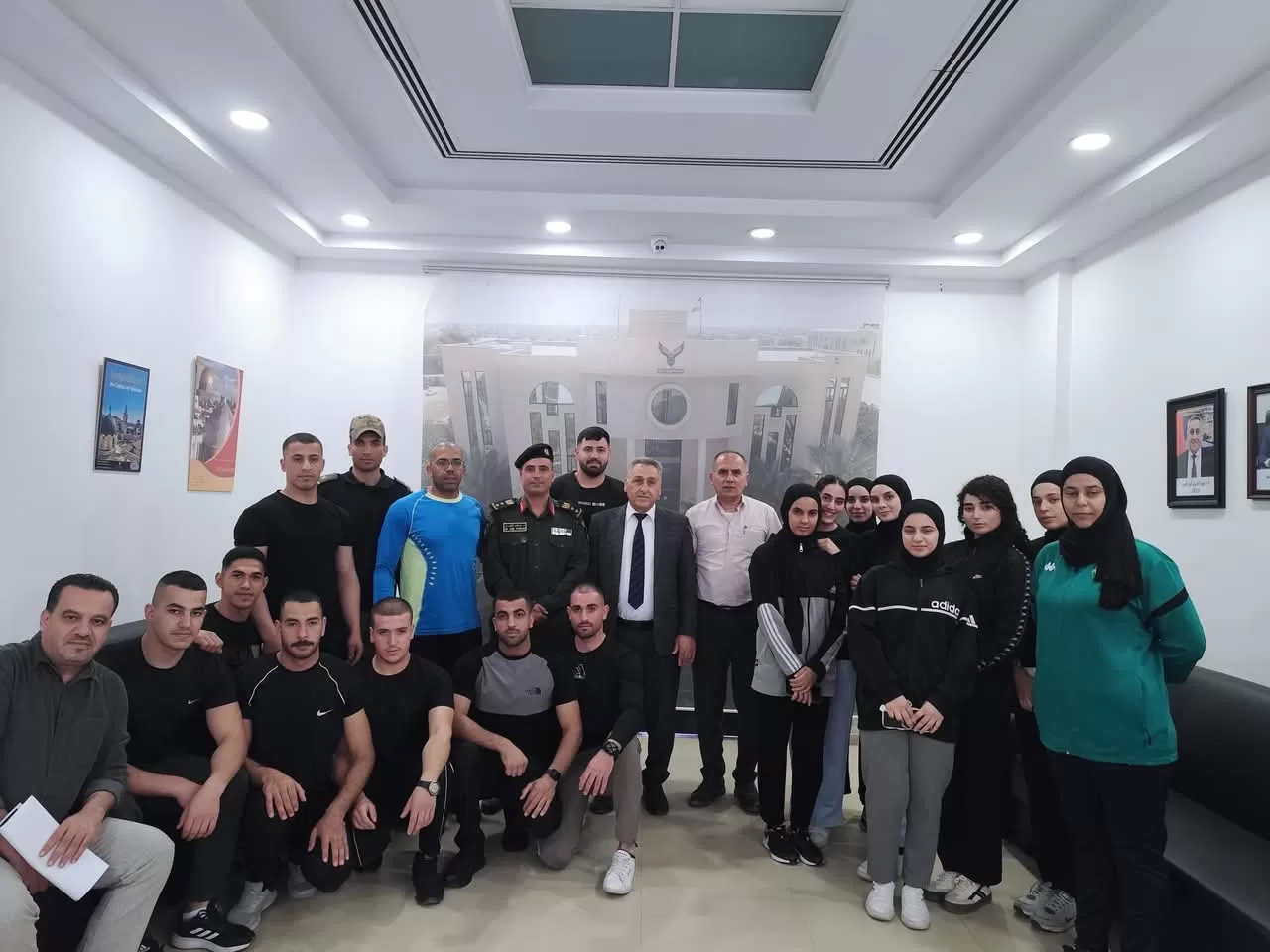 رئيس جامعة الاستقلال يلتقي طلبة الجامعة المشاركين في بطولة آسيا لتحدي اللياقة البدنية ممثلين عن فلسطين