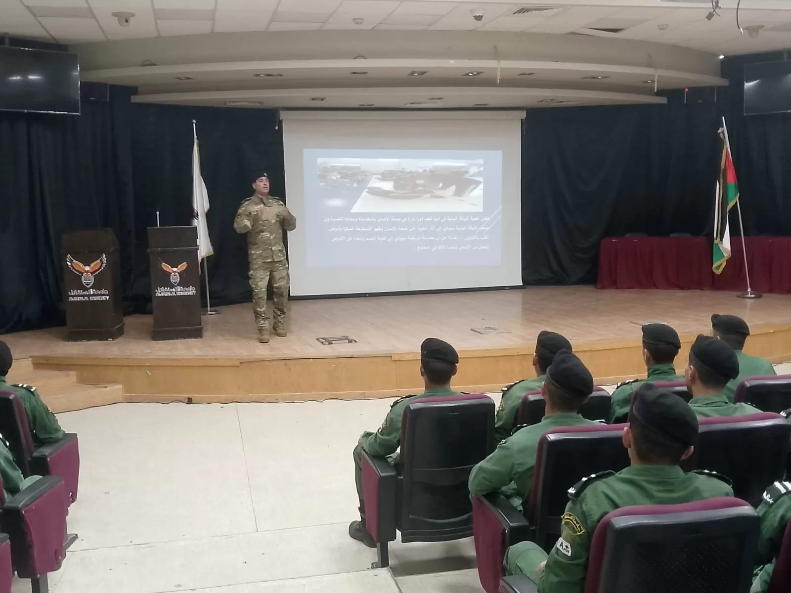 جامعة الاستقلال تعقد محاضرة توعوية حول أهمية اللياقة البدنية والاختبارات والمعايير لطلبتها