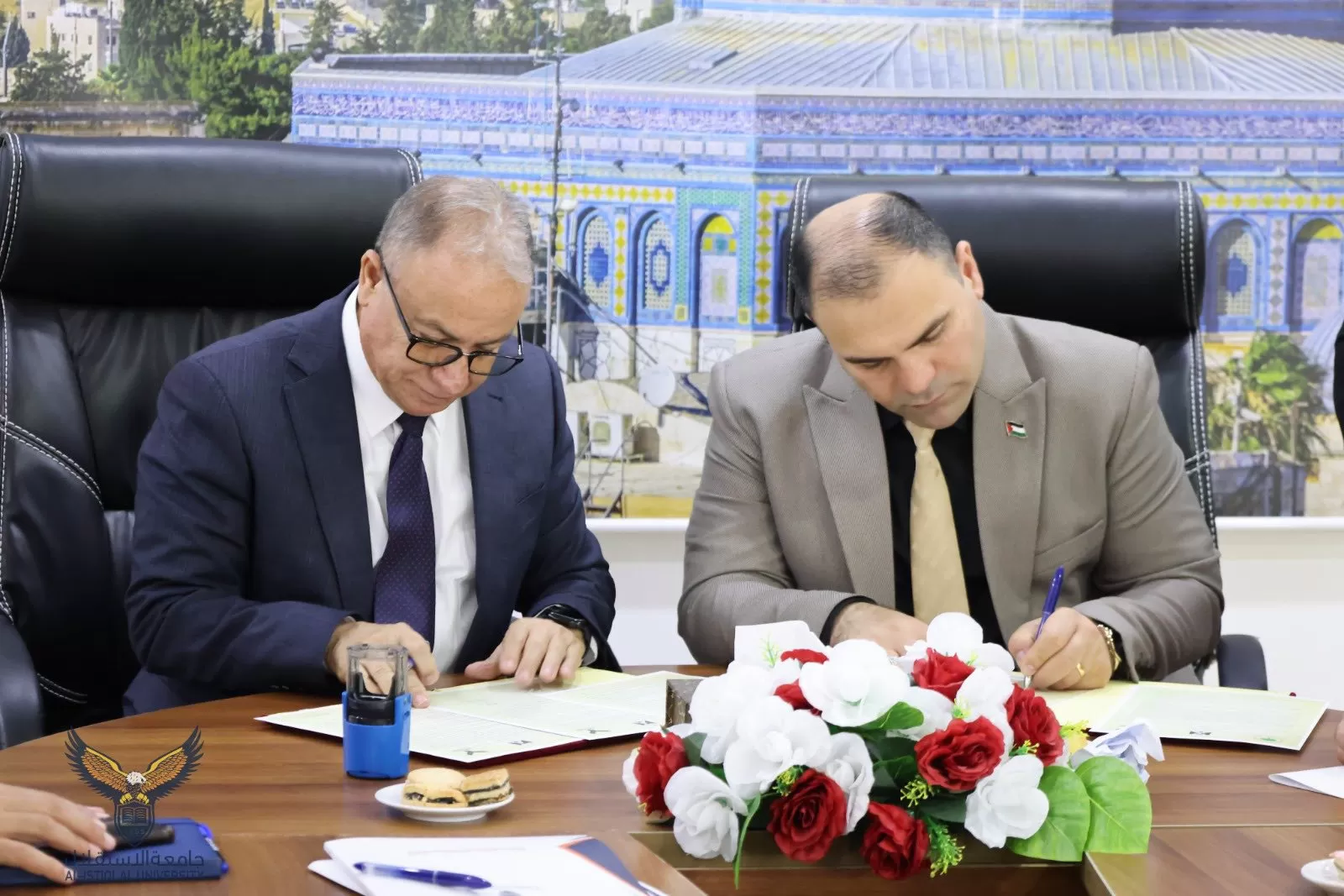 جامعة الاستقلال ومركز أبحاث الأراضي توقعان مذكرة تفاهم