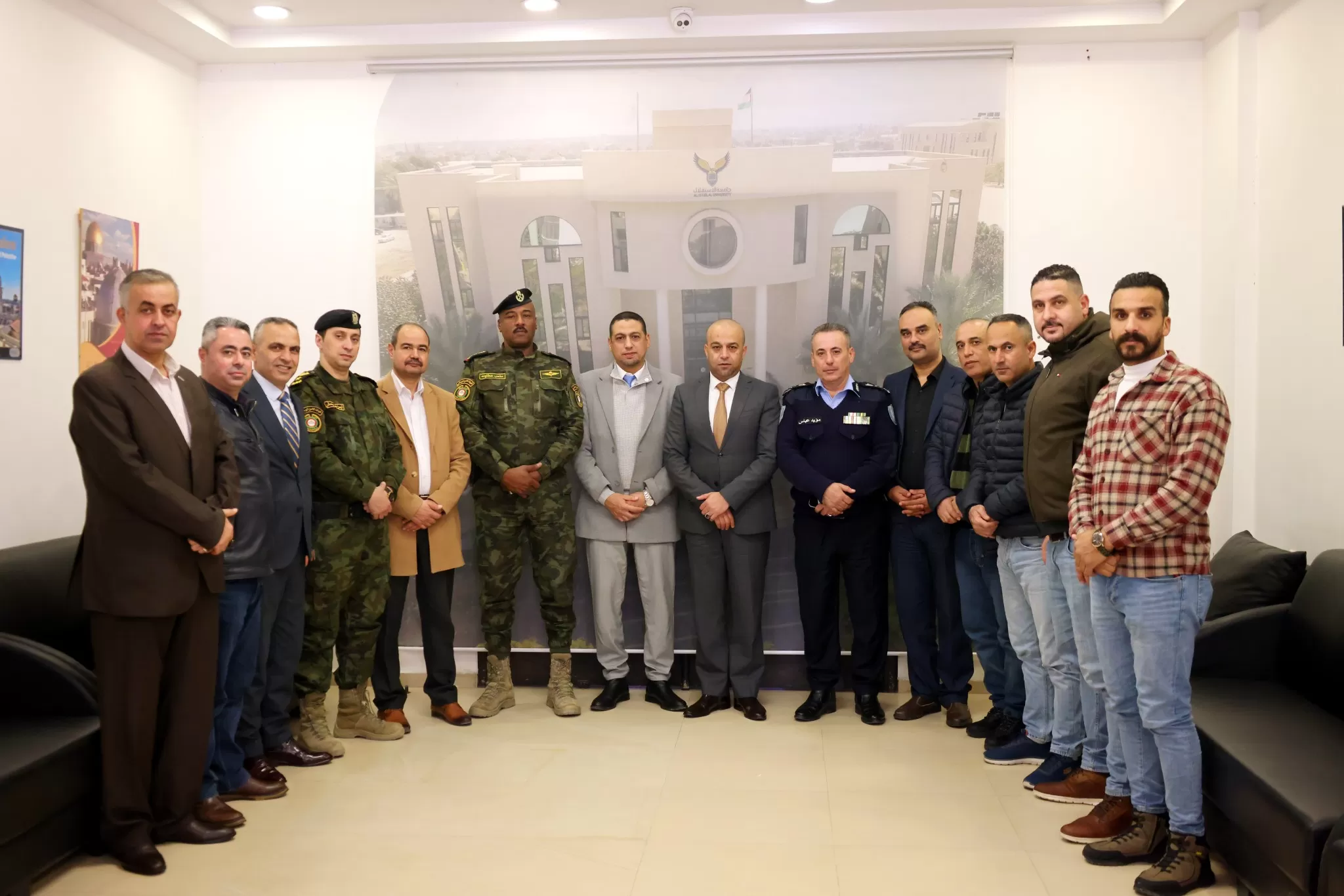 محافظ أريحا والأغوار وقادة الأجهزة الأمنية يزورون جامعة الاستقلال