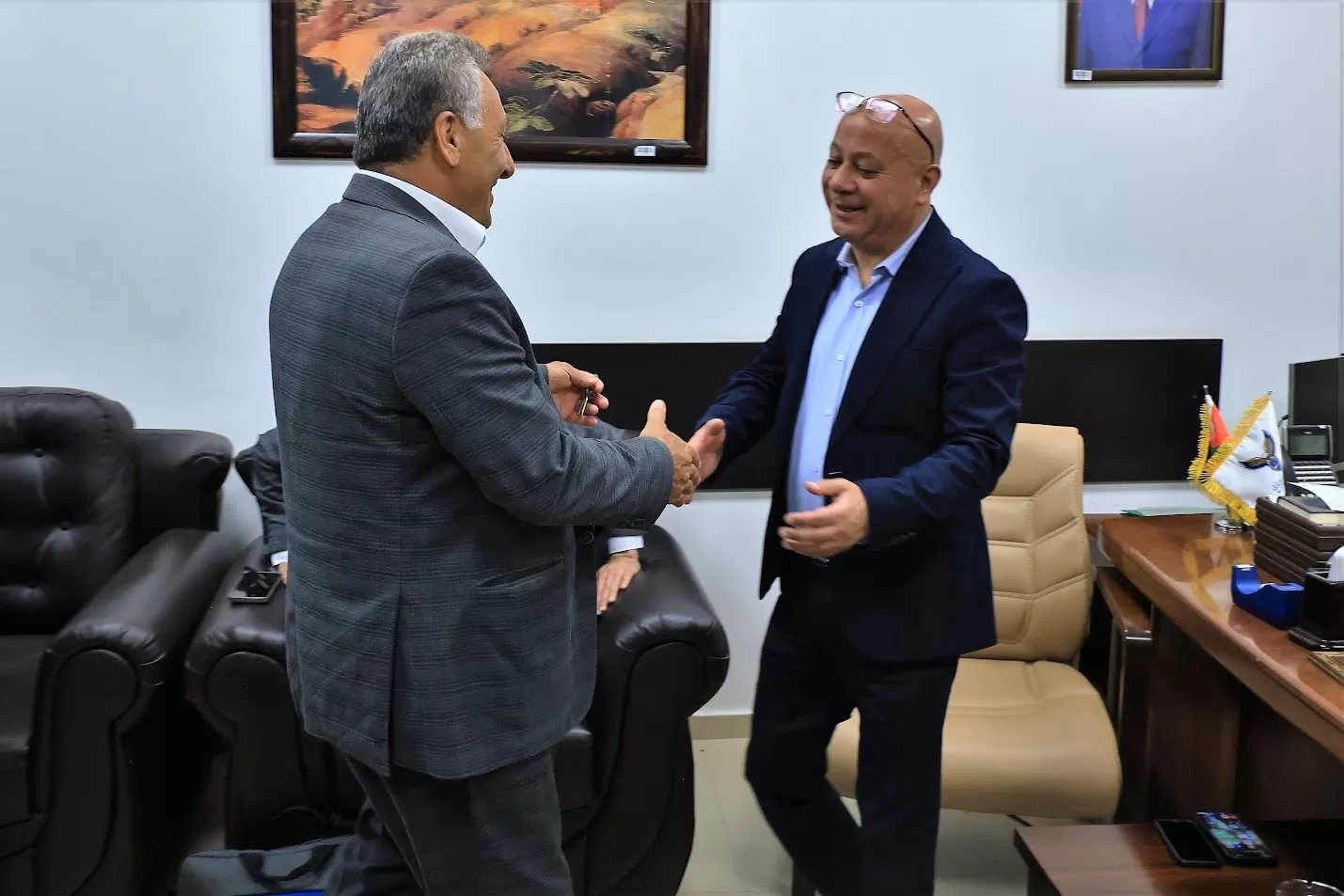 رئيس الجامعة يستقبل عضو اللجنة التنفيذية د. أحمد أبو هولي