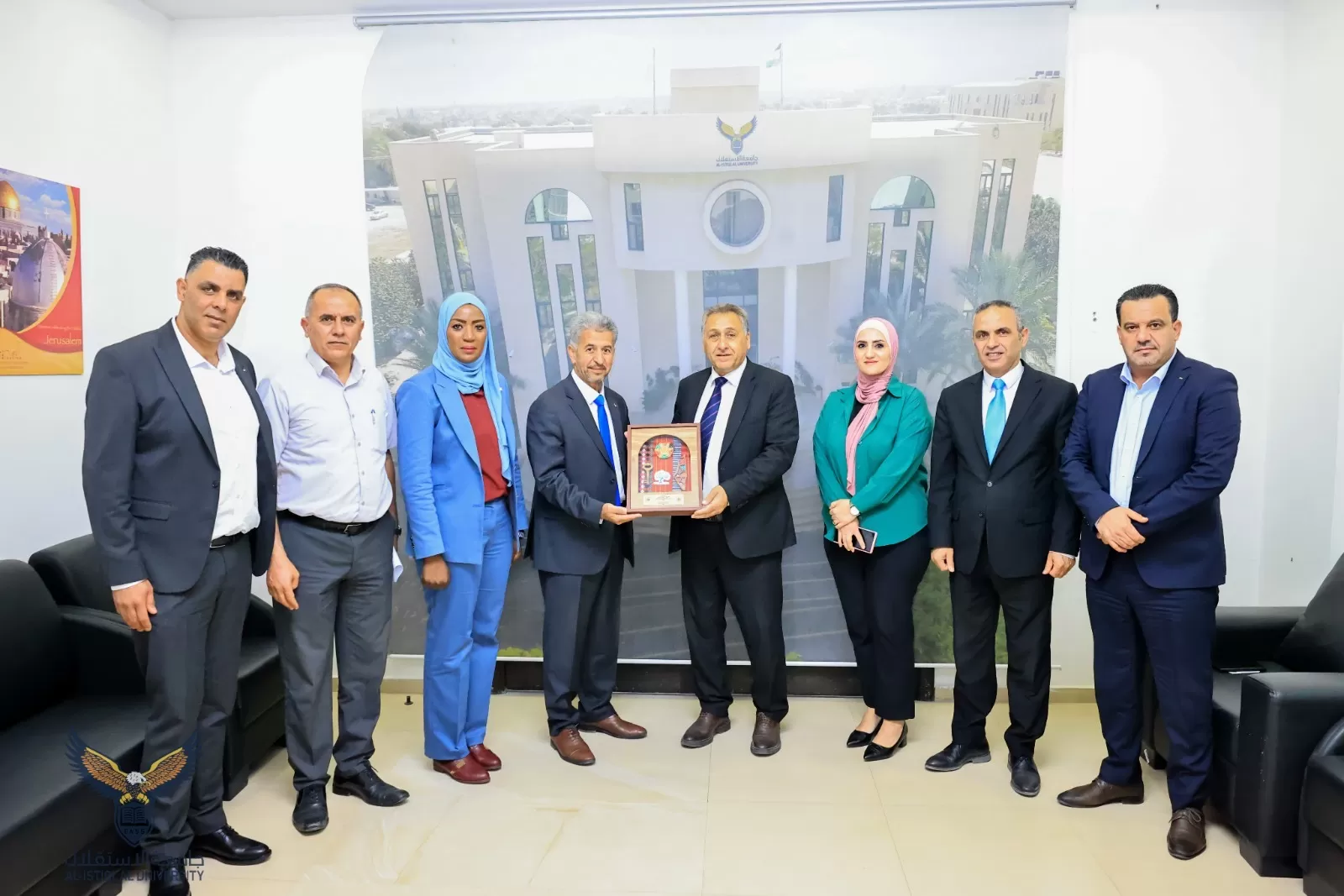 رئيس الجامعة يستقبل وفدًا من اللجنة الأولمبية
