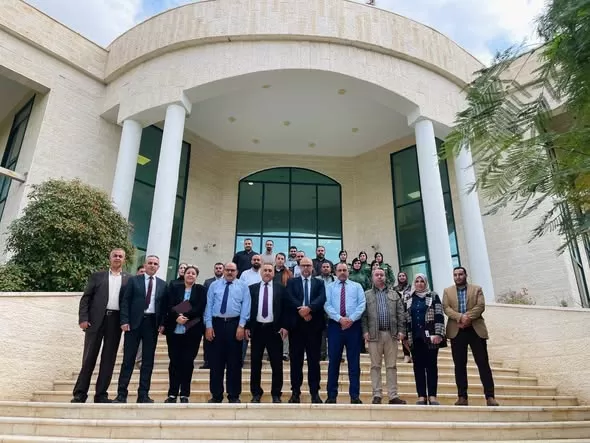 رئيس جامعة الاستقلال يسلم شهادات تدريب الأكاديميين والهيئة التدريسية ضمن مشروع (ICT4EDU)