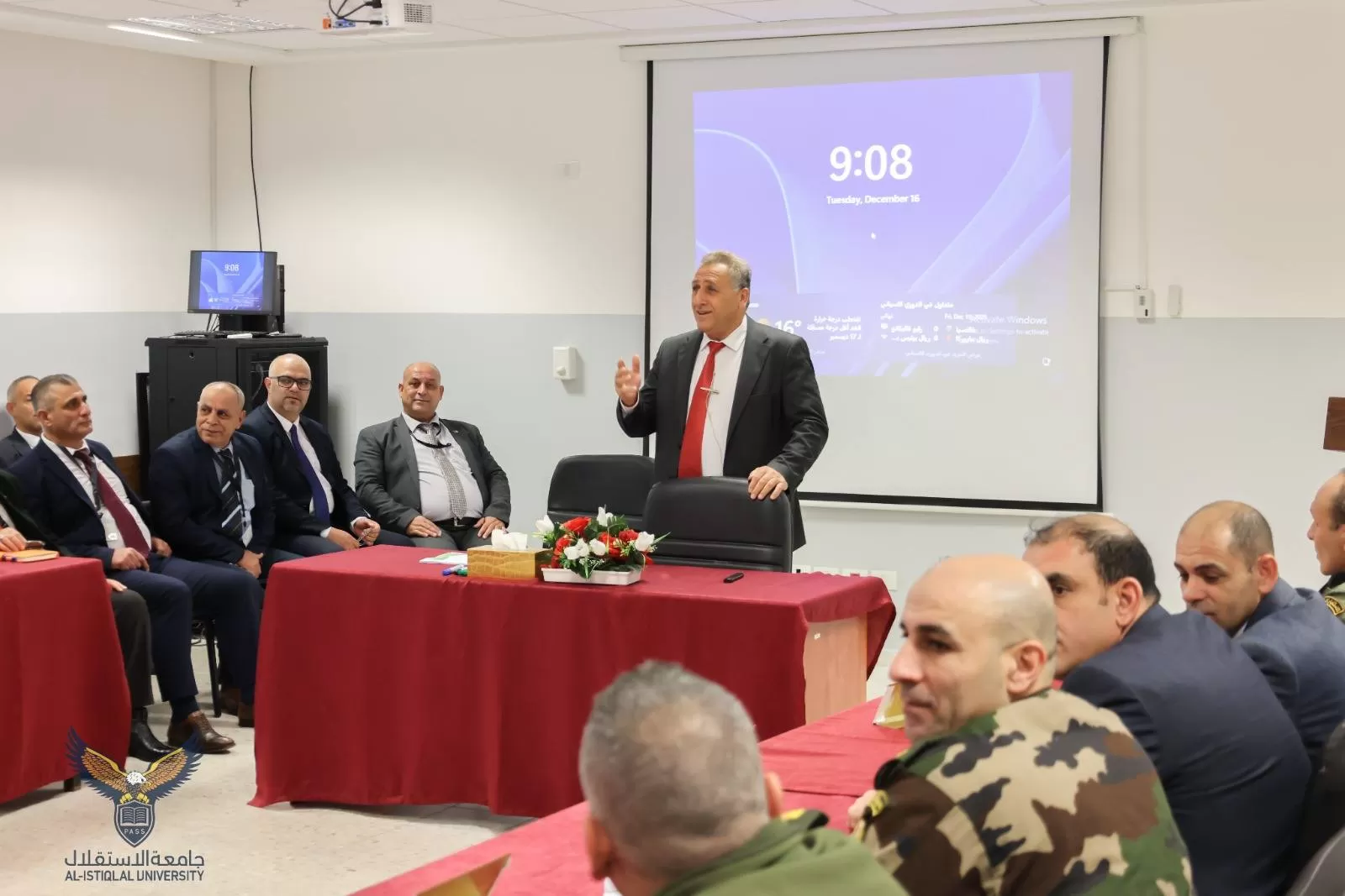 رئيس جامعة الاستقلال يقدم محاضرة حول الإقتصاد الفلسطيني أمام منتسبي دورة كبار الضباط الثالثة والعشرين