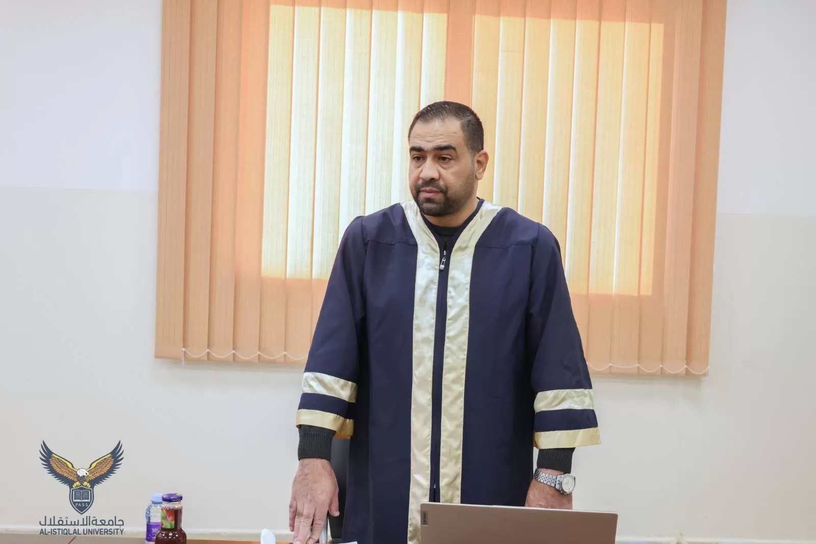 مناقشة رسالة ماجستير حول القيادة الاستراتيجية بإدارة الأداء الوظيفي في وزارة الصحة الفلسطينية نظم بطاقات الأداء المتوازن كمتغير معدل