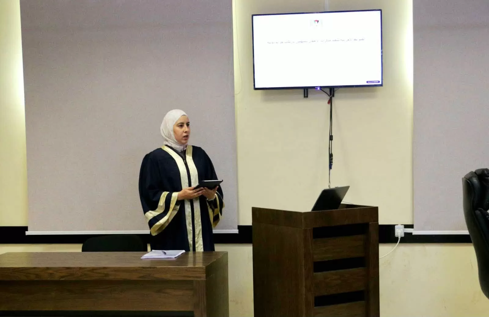 مناقشة رسالة ماجستير حول الضوابط الإجرائية لتنفيذ مذكرات اعتقال المتهمين بارتكاب جرائم دولية